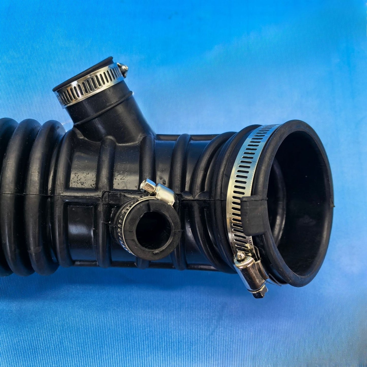 Left Engine Air Intake Hose for Infiniti M25 M35 M37 M45 M56 Q70 (2011–2019)