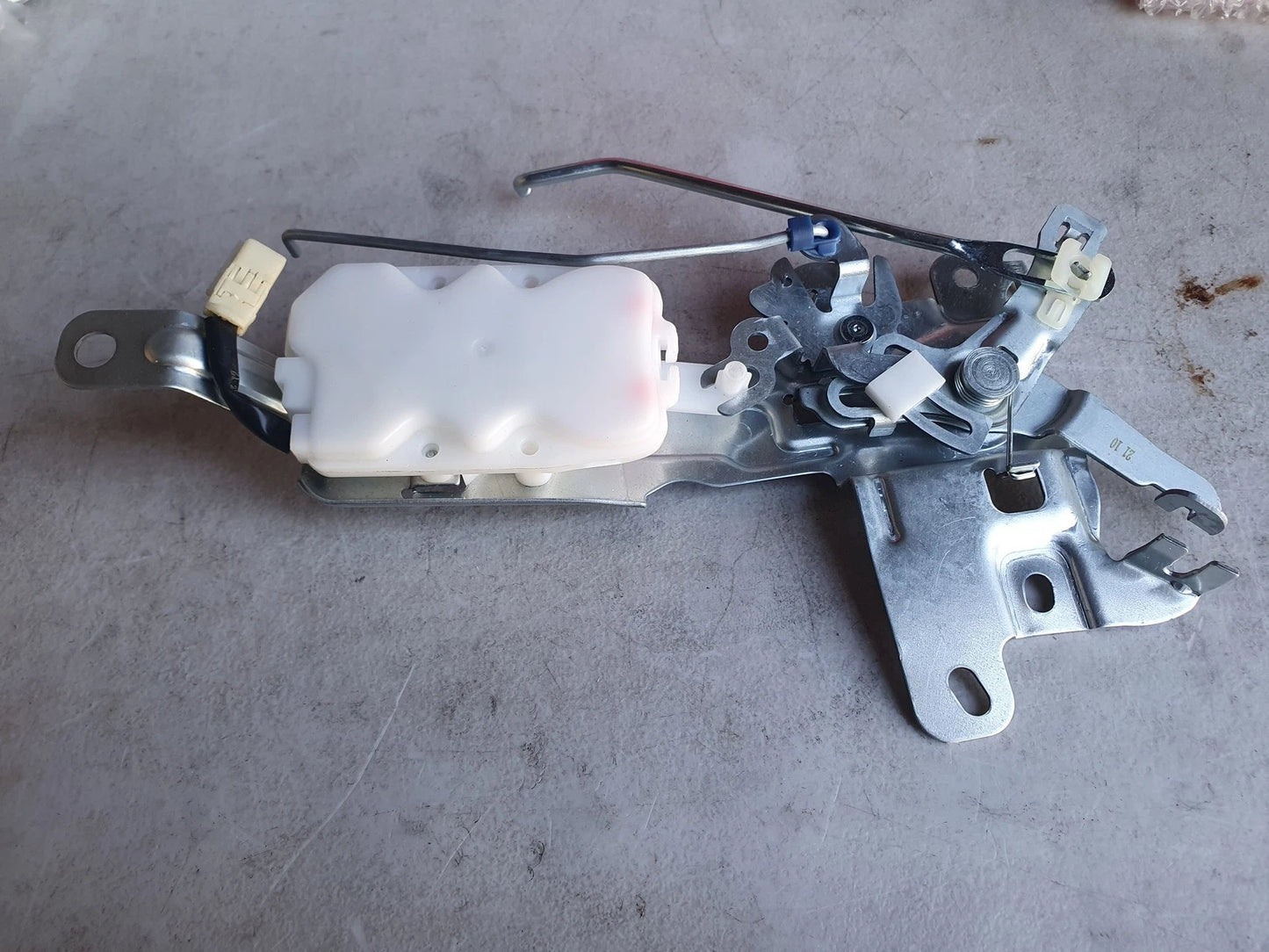 Tailgate Latch Remote Control for Toyota HiAce (2005–2019)