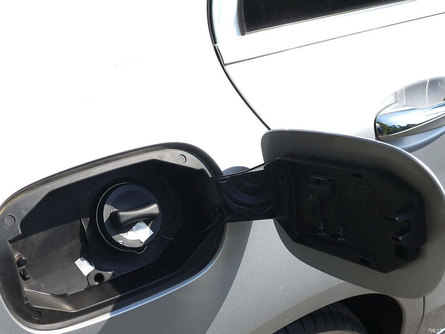 Fuel Filler Door Bracket with Cap Kit for Benz W205 C300 C400 (2015–2019)