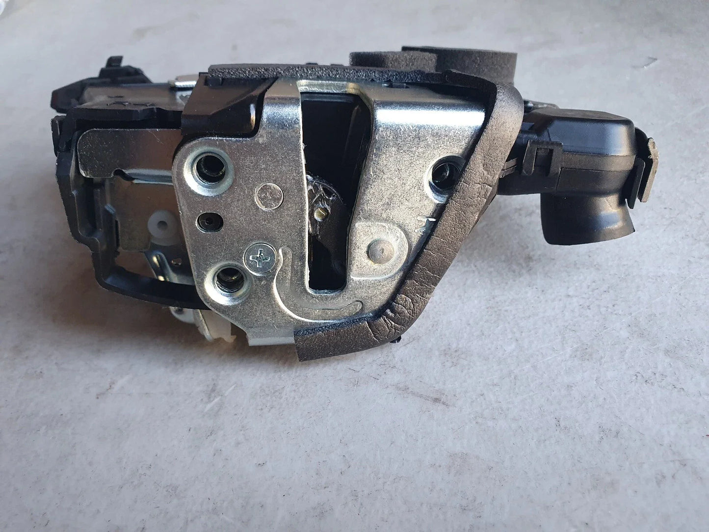 Power Door Lock Mechanism Front Right RH for Toyota Hilux (2005–2015)