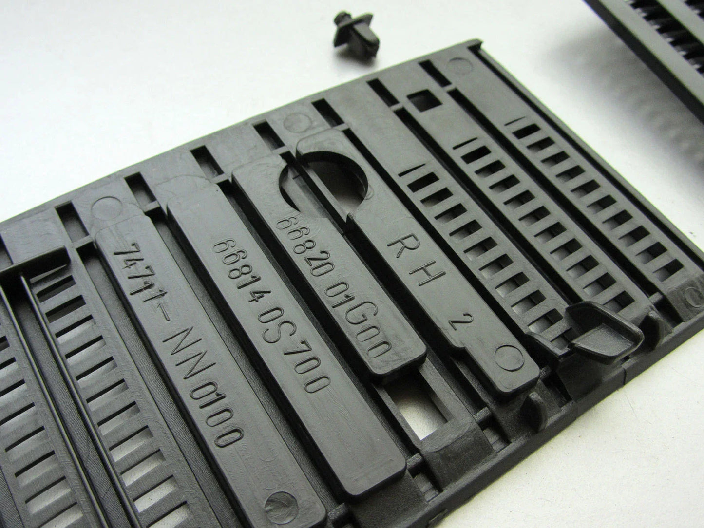 Wiper Cowl Grill with Clips for Nissan Navara D21 (1992-1997)