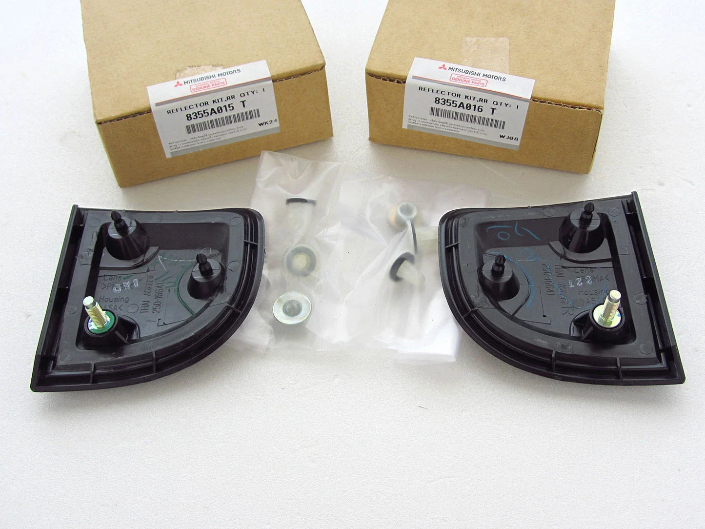 Genuine Mitsubishi Triton L200 MN ML Rear Reflector for 2006-2012
