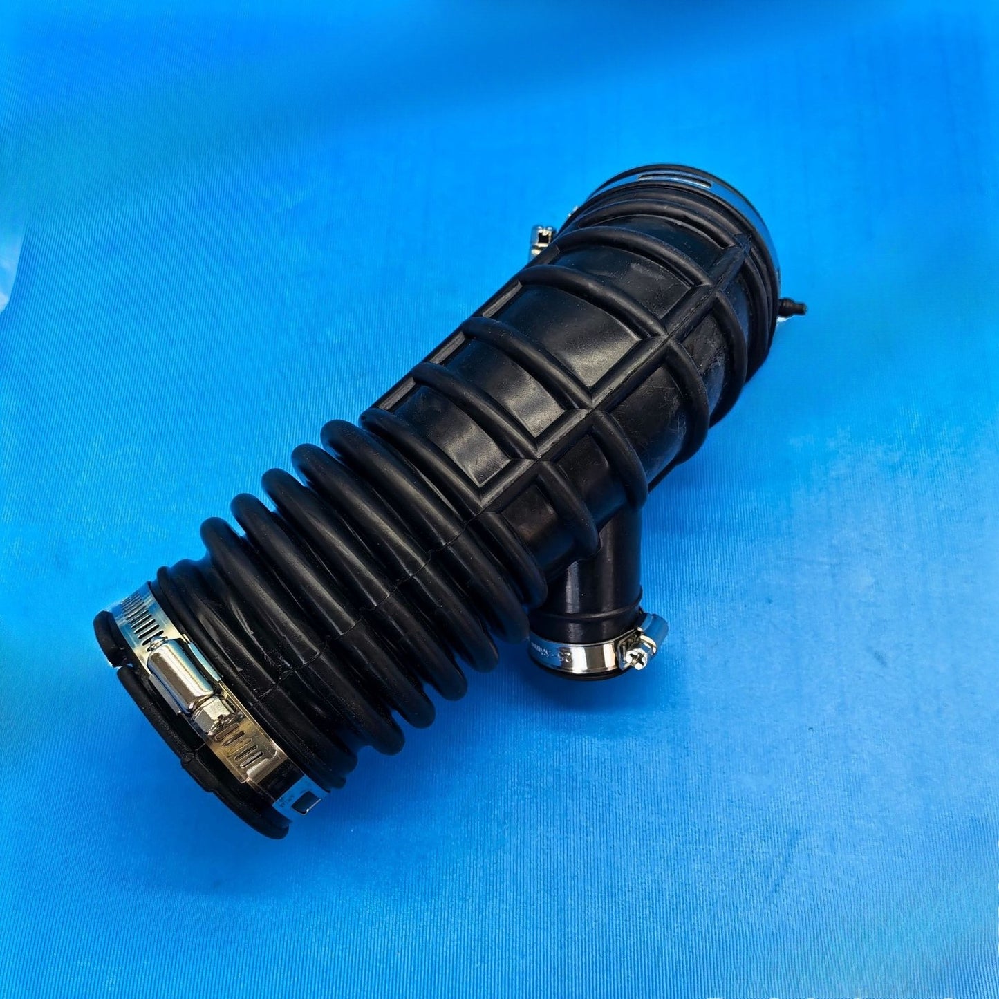 Left Engine Air Intake Hose for Infiniti M25 M35 M37 M45 M56 Q70 (2011–2019)