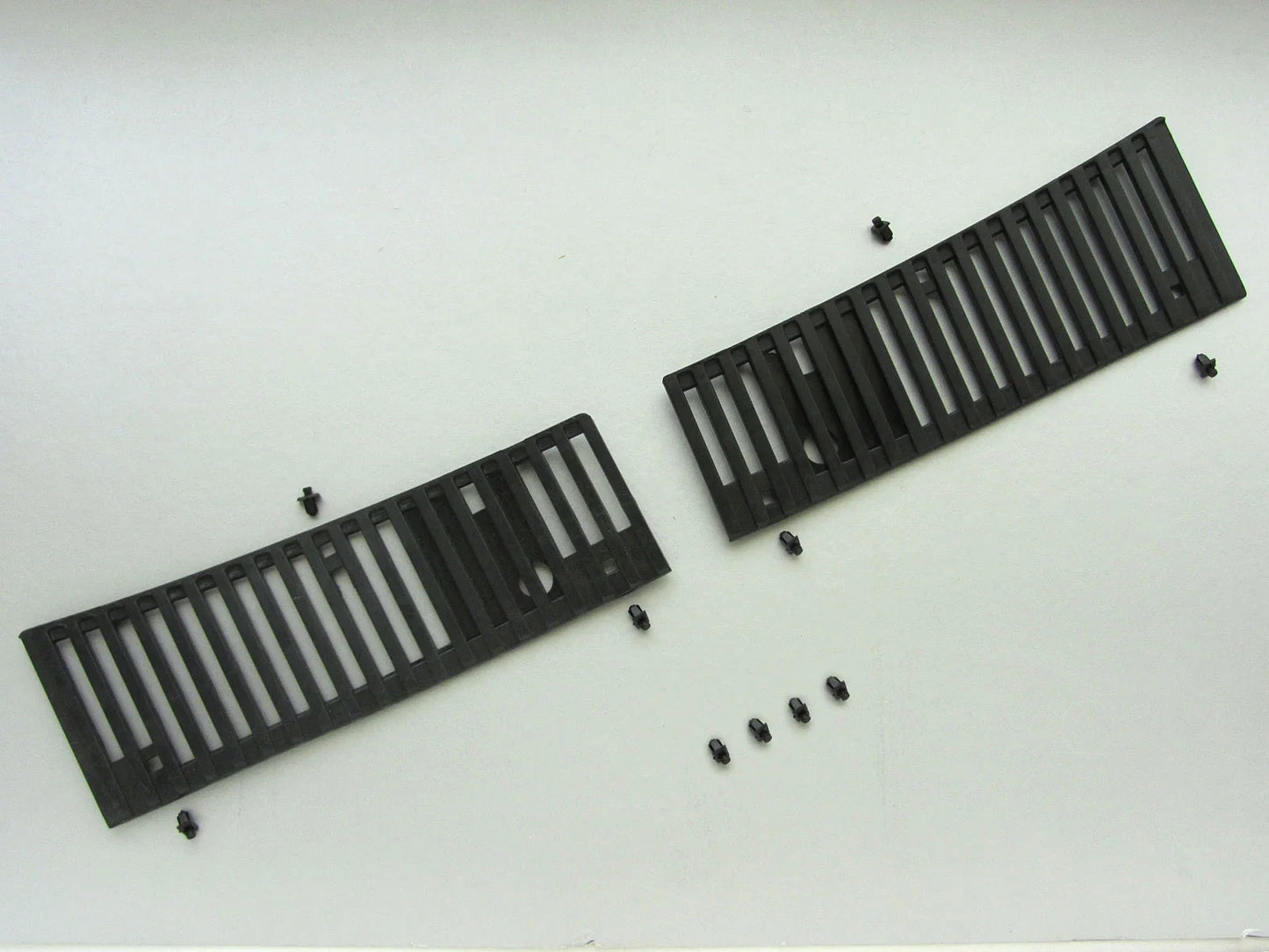 Wiper Cowl Grill with Clips for Nissan Navara D21 (1986-1992)