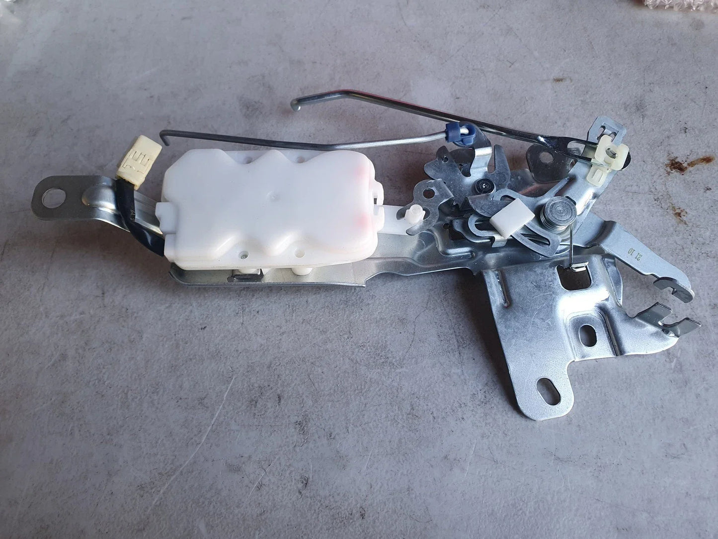 Tailgate Central Latch Door Remote Control for Toyota HiAce (2005–2019)